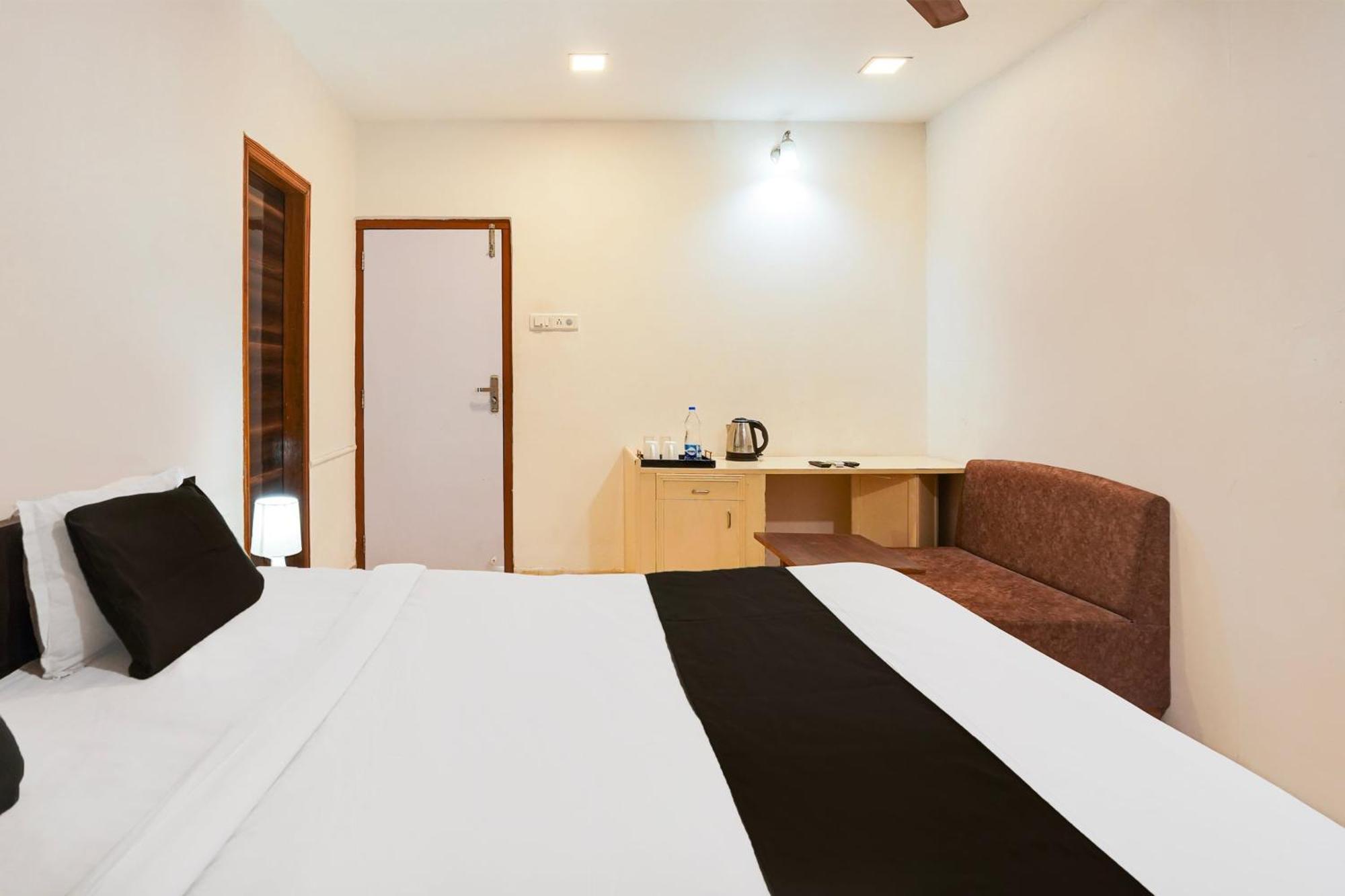 OYO 2286 Hotel Bridge Ahmedabad Exterior foto