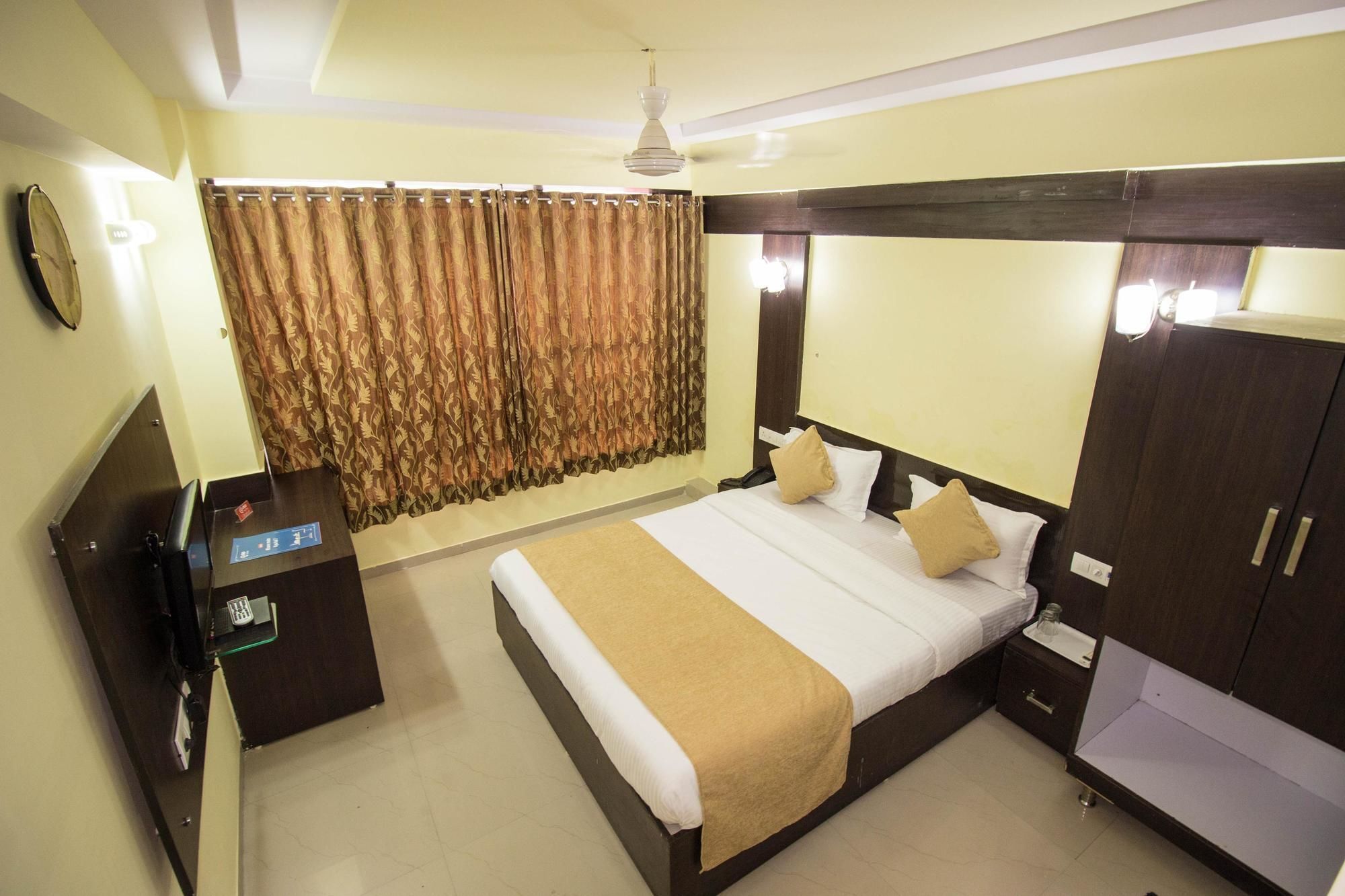 OYO 2286 Hotel Bridge Ahmedabad Exterior foto